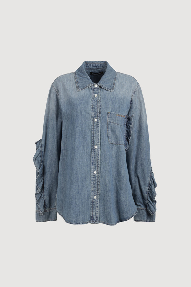 [Re-Order] 프릴 데님 셔츠 블라우스 (블루)는 캐주얼, 미니멀, 클래식 스타일을 모두 아우르는 여성 의류입니다. 봄, 가을에 착용하기 좋으며, 루즈핏의 크롭 기장 디자인으로 시원하고 편안한 착용감을 선사합니다. 차이나 칼라와 긴 소매, 프릴 디테일이 여성스러움을 더하고, 가슴 포켓과 레터링 자수, 앞 중심 단추가 포인트입니다. 데이트룩, 카페룩, 쇼핑룩 등 다양한 TPO에 활용하기 좋은 블루 컬러의 데님 블라우스입니다.
