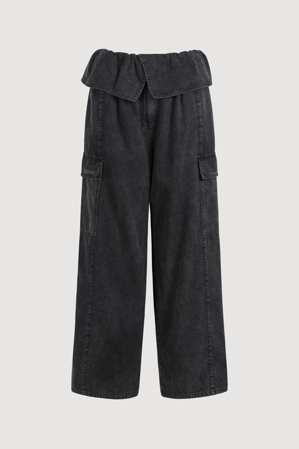 오르비 포인트 백 밴딩 데님 팬츠 (블랙)는 캐주얼, 스트리트, 미니멀 스타일을 즐기는 분들을 위한 데님 팬츠입니다. 사계절 내내 활용 가능한 이 팬츠는 넉넉한 루즈핏으로 편안한 착용감을 선사하며, 무지 디자인으로 어떤 상의와도 쉽게 매치할 수 있습니다. 뒷밴딩 처리와 원턱 디자인이 특징이며, 아웃포켓, 로고 캔톤, 리벳 디테일로 포인트를 더했습니다. 일상, 동네 마실룩, 여행룩 등 다양한 TPO에 활용하기 좋습니다.
