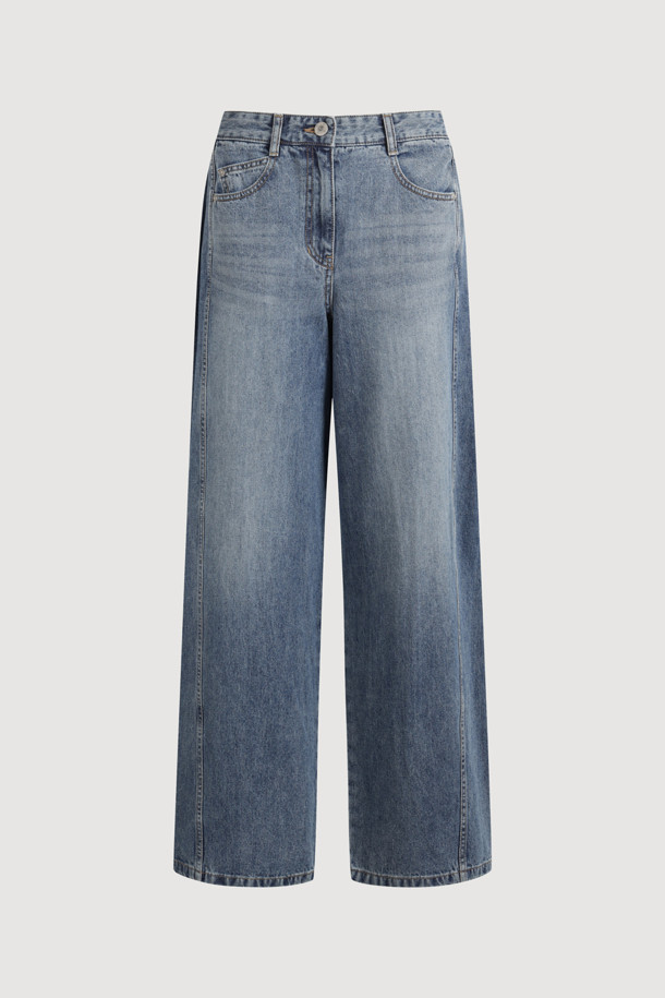 세련된 스타일을 연출하는 Back 리본 포켓 데님 팬츠(블루)입니다. 여성 의류로, 캐주얼, 미니멀, 클래식 스타일을 모두 아우르는 디자인입니다. 봄, 가을에 어울리는 긴 기장의 스트레이트 핏 데님 팬츠로, 옆라인 커브 실루엣과 뒷포켓 리본 디테일이 돋보입니다. 앞중심 지퍼 클로징과 로고 캔톤, 리벳 장식으로 포인트를 더했습니다. 레귤러핏으로 제작되어 편안한 착용감을 선사합니다.
