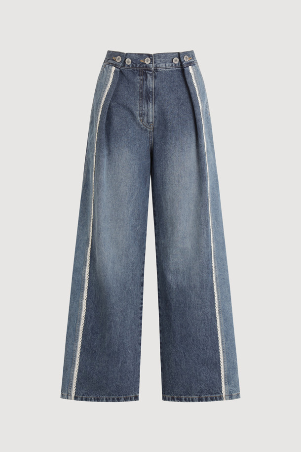 테이프 포인트 데님 팬츠(블루)는 캐주얼, 미니멀, 클래식 스타일을 아우르는 여성 데님 팬츠입니다. 봄, 가을에 어울리는 긴 기장의 스트레이트 핏 바지로, 옆라인 커브 실루엣과 앞 절개라인 워싱이 특징입니다. 앞 중심 지퍼와 로고 캔톤, 허리 캔톤 장식이 더해져 디테일을 살렸으며, 레이스 테이프 포인트가 돋보입니다. 뒤판 개발 텍션지와 뒤 포켓 자수 디자인으로 밋밋함을 덜어 데이트룩, 봄 소풍룩에 제격입니다.
