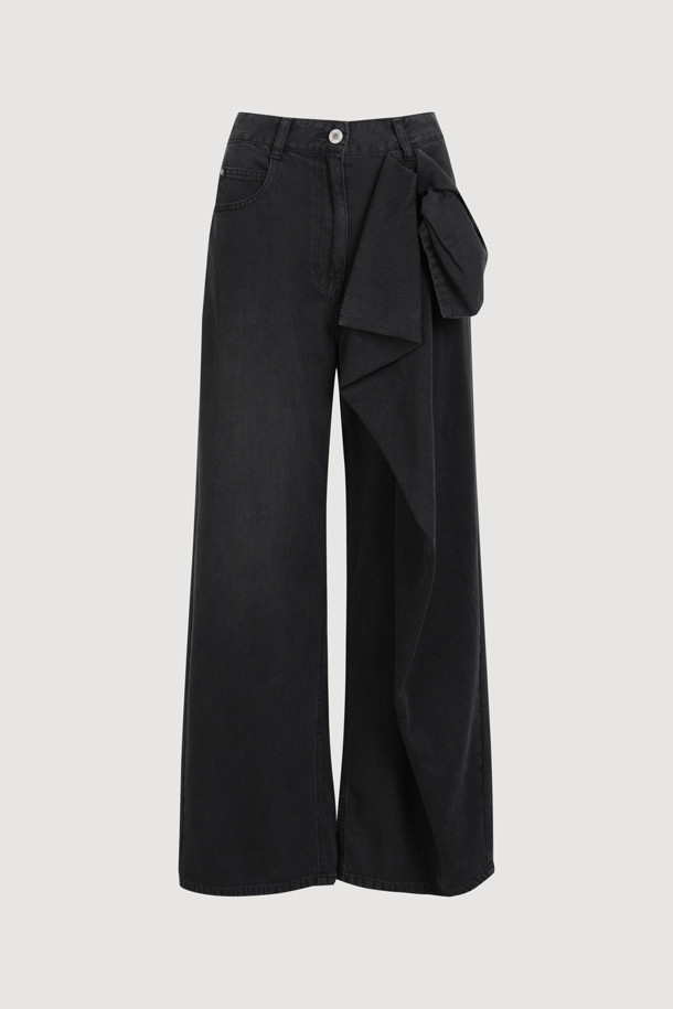 [Re-Order] [아뜰리에] 리본 포인트 데님 팬츠는 여성들을 위한 캐주얼 스타일의 블랙 데님 팬츠입니다. 사계절 내내 착용 가능하며, 맥시 기장의 와이드핏으로 편안함을 선사합니다. 허리 부분의 리본 포인트가 돋보이며, 앞중심 지퍼와 로고 캔톤, 리벳, 뒷포켓 자수 디테일이 더해져 디자인의 완성도를 높였습니다. 데이트룩, 모임룩 등 다양한 TPO에 활용 가능하며, 미니멀, 클래식 스타일을 즐겨 입는 분들께 추천합니다. 이염에 주의하여 관리해주세요.
