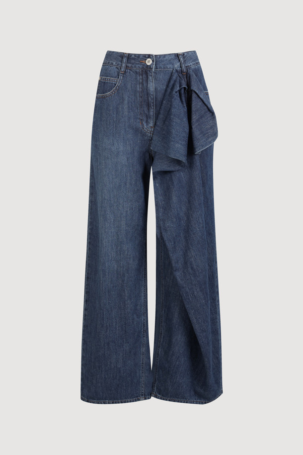 [Re-Order] [아뜰리에] 리본 포인트 데님 팬츠는 여성용 데님 팬츠로, 봄/가을 계절에 어울리는 캐주얼 스타일의 와이드핏 맥시 기장 바지입니다. 블루 컬러의 무지 데님 소재로 제작되었으며, 리본 디테일이 포인트로 더해져 여성스러운 느낌을 줍니다. 지퍼 클로징 방식이며, 로고 캔톤, 리벳 장식, 뒷면 개발 텍션지, 뒷 포켓 자수 등 섬세한 디테일이 돋보입니다. 데이트룩, 모임룩, 캐주얼, 미니멀, 클래식 스타일을 연출하기 좋습니다.
