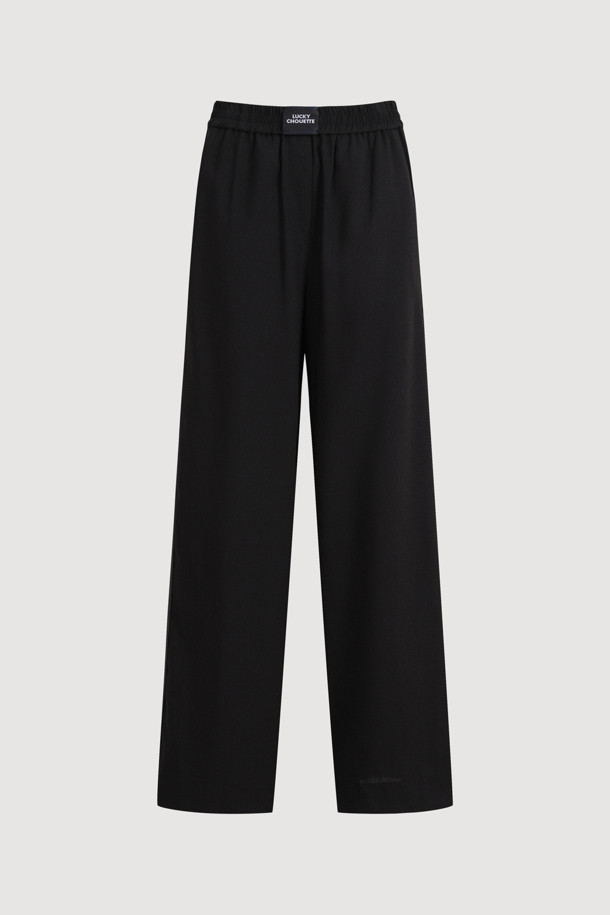 [Re-Order] Waist Point Side Colored Banding Pants (black)는 여성용으로, 캐주얼한 무드의 여름 긴 기장 와이드 밴딩 팬츠입니다. 얇고 루즈한 TR 소재로 제작되어 편안한 착용감을 선사하며, 블랙 컬러에 사이드 배색 디테일과 앞중심 라벨 디테일로 포인트를 더했습니다. 허리 밴딩으로 편안함을 더하고, 무지 디자인으로 어떤 상의와도 쉽게 매치하여 데일리룩을 완성할 수 있습니다.
