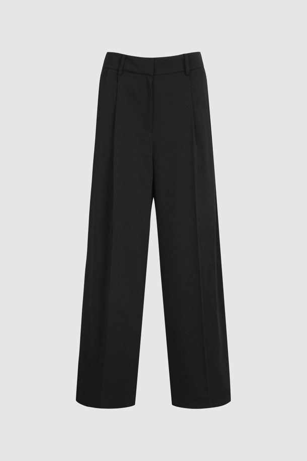 Tuck Point Back Banding Wide Pants (black)는 편안한 착용감을 선사하는 여성용 와이드 팬츠입니다. 앞 중심 지퍼와 턱 디테일로 세련된 포인트를 더했으며, 뒷 포켓 엠블럼 자수와 뒷밴딩 디자인으로 활동성을 높였습니다. 봄, 여름, 가을 3계절 활용 가능한 블랙 컬러의 맥시 기장, 베이직하고 캐주얼한 스타일의 웨어러블 아이템입니다.
