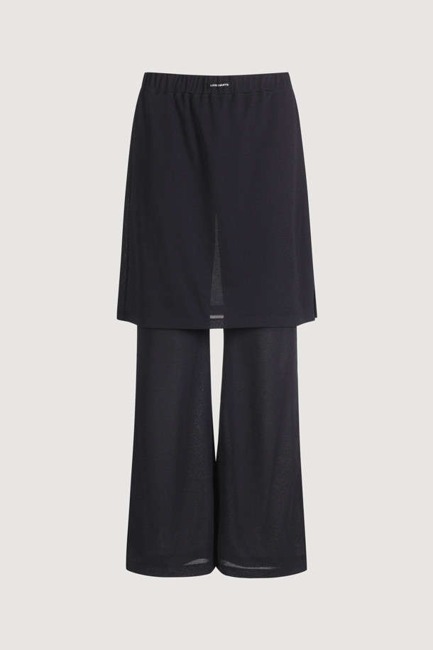 부드러운 저지 소재로 제작된 [Re-Order] Layered Skirt Jersey Banding Pants (black)는 캐주얼한 무드의 여성용 긴바지입니다. 맥시 기장의 부츠컷 디자인에 덧장 H라인 스커트가 레이어드 되어 세련된 스타일을 연출하며, 옆트임 디테일로 활동성을 더했습니다. 허리 밴딩 처리로 편안한 착용감을 제공하며, 사계절 내내 웨어러블하게 즐길 수 있는 아이템입니다.
