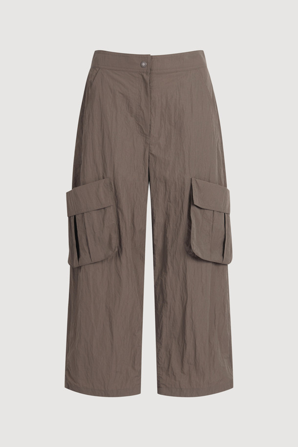 **Pocket Point Back Banding 조거 팬츠 (brown)**는 캐주얼한 스타일의 조거핏 바지로, 편안한 착용감을 선사합니다. 나일론 소재로 제작되어 바스락거리는 촉감이 특징이며, 뒤 허리 밴딩으로 활동성을 높였습니다. 밑단 스트링과 양옆 아웃포켓 디테일로 실용성을 더한 데일리 아이템입니다.
