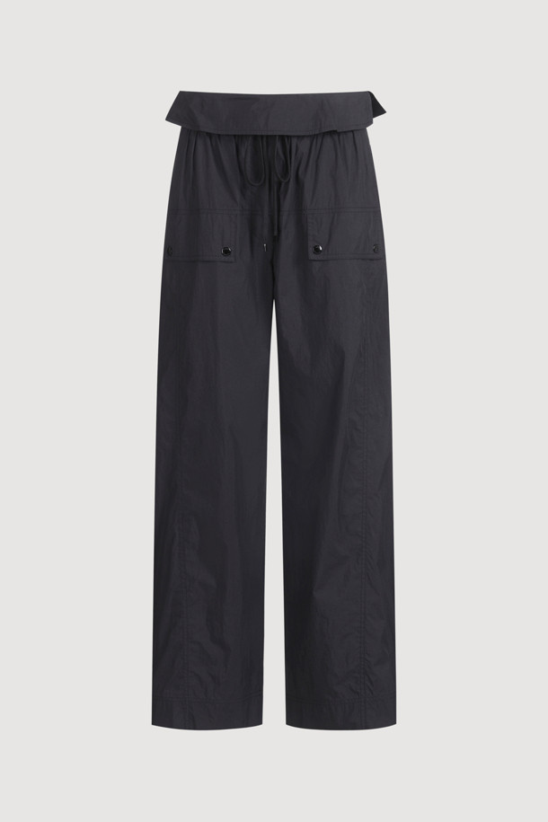 Obi Point Back Banding Pants (black)는 여성분들을 위한 캐주얼 와이드 팬츠입니다. 면 혼방 소재로 제작되어 봄, 여름 시즌에 시원하게 착용 가능하며, 허리 덧장 디테일과 뒷밴딩으로 편안한 착용감을 제공합니다. 루즈핏의 맥시 기장 블랙 컬러 무지 디자인으로, 다양한 상의와 매치하여 폭넓은 스타일을 연출할 수 있습니다.
