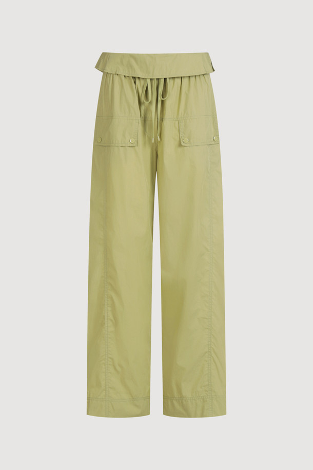 올리브 컬러의 Obi Point Back Banding Pants는 면 혼방 소재의 와이드 팬츠로, 봄, 여름에 시원하게 착용하기 좋습니다. 허리 덧장 디테일과 뒷밴딩으로 편안함을 더했으며, 루즈 핏과 맥시 기장으로 캐주얼한 스타일을 연출합니다. 데일리룩에 활용하기 좋은 무지 디자인의 와이드 팬츠입니다.
