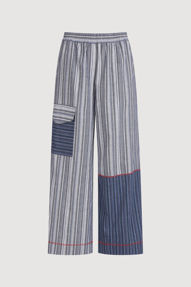 Stripe Mix Banding Pants (blue)는 시원한 여름을 위한 여성 와이드 팬츠입니다. 부드러운 면 소재에 서로 다른 스트라이프 패턴을 믹스하여 캐주얼한 스타일을 연출하며, 밴딩 허리 디자인으로 편안한 착용감을 선사합니다. 블루 컬러에 컬러 배색 스티치와 포켓 디테일이 더해져 디자인의 완성도를 높인 루즈핏 긴바지입니다.
