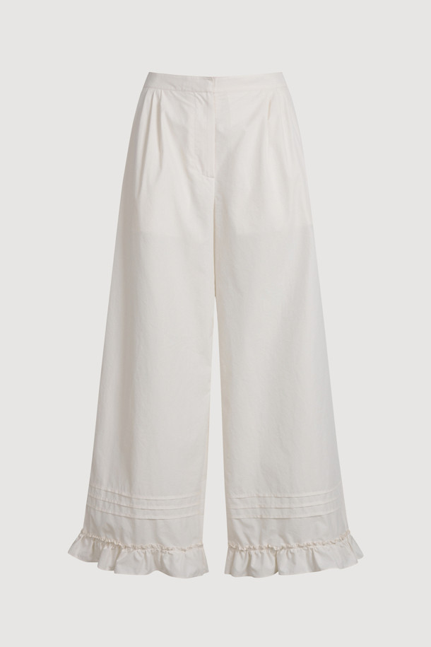 부드러운 면 소재의 Hem Frill Point Back Banding Pants (아이보리)는 편안한 착용감을 선사하는 여성 와이드 팬츠입니다. 밑단 프릴과 핀턱 디테일이 여성스러운 무드를 더하며, 바이오 워싱 가공으로 자연스러운 핏을 연출합니다. 뒷밴딩과 루즈핏으로 활동성을 높였으며, 봄, 여름 시즌 캐주얼룩에 활용하기 좋습니다.
