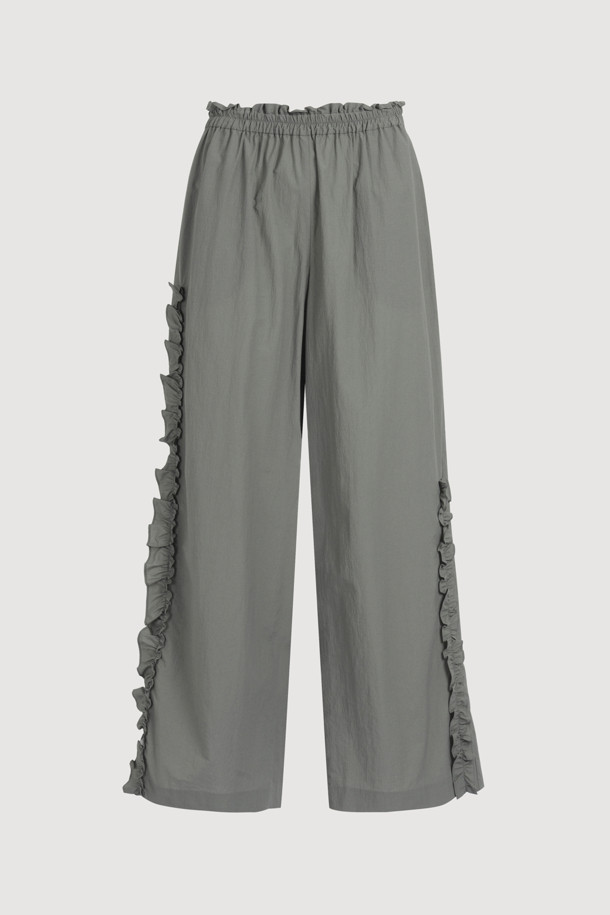 Frill Point Banding Pants (khaki)는 캐주얼한 스타일의 와이드 핏 팬츠입니다. 나일론 소재로 제작되었으며, 양옆 언밸런스 셔링 디테일과 워싱 가공으로 독특한 디자인을 더했습니다. 맥시 기장의 와이드 팬츠로, 허리 밴딩 처리되어 편안하게 착용할 수 있습니다.
