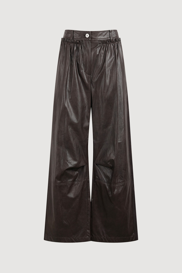 셔링 포인트 백 밴딩 페이크 레더 팬츠 (브라운)는 가을, 겨울 시즌 여성의 캐주얼, 시크, 미니멀 스타일을 완성하는 와이드 핏 가죽 팬츠입니다. 부드러운 촉감의 인조가죽 소재에 셔링 디테일과 뒷밴딩, 앞 중심 지퍼 디자인이 더해져 유니크하면서도 편안한 착용감을 제공합니다. 맥시 기장으로 다리 라인을 자연스럽게 커버하며, 브라운 컬러가 세련된 분위기를 연출합니다. 일상, 모임, 데이트 등 다양한 TPO에 활용하여 멋스러운 겨울 데일리룩을 연출해보세요. 루즈핏으로 편안함과 스타일을 동시에 잡았습니다.
