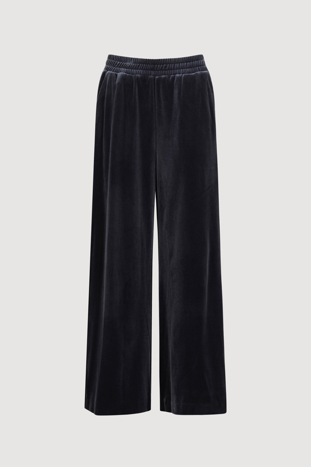 [Re-Order] 사이드 컬러웨이 벨벳 밴딩 팬츠 (블루)는 부드러운 벨벳 소재로 제작되어 포근한 착용감을 선사하는 유니섹스 와이드 핏 팬츠입니다. 가을, 겨울 시즌에 어울리는 두꺼운 두께감과 맥시 기장으로, 캐주얼 및 스트릿 스타일을 연출하기 좋습니다. 허리 밴딩으로 편안함을 더했으며, 사이드 배색 디테일과 컬러 스티치, 뒷 포켓으로 포인트를 더했습니다. 데일리룩, 집콕룩, 동네 마실룩 등 다양한 TPO에 활용할 수 있는 웨어러블한 디자인이 특징입니다. 루즈핏으로 편안하게 즐길 수 있는 아이템입니다.
