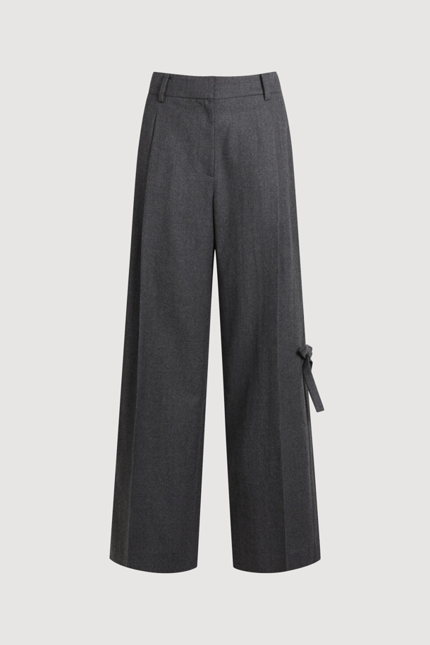 멜란지 그레이 컬러의 리본 포인트 울 와이드 팬츠는 가을, 겨울 시즌에 어울리는 여성 의류입니다. 넉넉한 와이드 핏과 두꺼운 두께감으로 포근하고 클래식한 스타일을 연출합니다. 허리 안쪽 배색과 턱 디테일이 특징이며, 리본 디테일로 여성스러움을 더했습니다. 지퍼 클로징으로 깔끔하게 마무리하며, 오피스룩, 모임룩, 겨울 데일리룩 등 다양한 TPO에 활용할 수 있습니다. 미니멀, 클래식 스타일을 즐기는 분들께 웨어러블한 아이템입니다.
