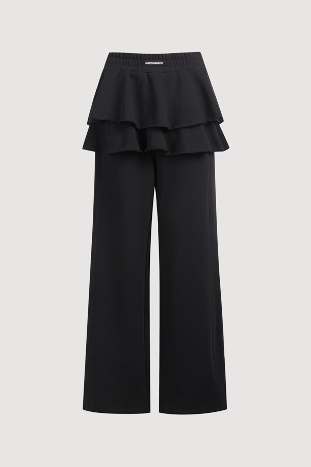 레이어드 스커트 져지 밴딩 팬츠 (블랙)는 편안함과 스타일을 동시에 잡은 여성용 바지입니다. 부드러운 져지 소재로 제작되어 사계절 내내 활용 가능하며, 루즈핏으로 편안한 착용감을 선사합니다. 허리 부분의 밴딩 처리와 레터링 자수 디테일, 프릴 디테일이 더해져 캐주얼하면서도 여성스러운 분위기를 연출합니다. 집콕룩, 산책룩, 여행룩 등 다양한 TPO에 활용 가능하며, 미니멀하고 캐주얼한 스타일을 선호하는 분들께 추천합니다. 무지 디자인의 블랙 컬러로 어떤 상의와도 쉽게 매치할 수 있어 활용도가 높습니다.
