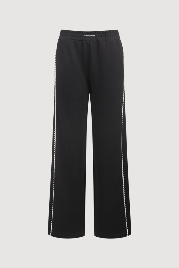 허리 테이프 져지 밴딩 팬츠 (블랙)는 캐주얼, 스트릿 스타일을 연출하기 좋은 밴딩 바지입니다. 일상, 집콕, 산책, 여행 등 다양한 상황에서 편안하게 착용할 수 있습니다. 양 사이드 절개 배색과 허리 레터링 자수, 장식 테이프 디테일이 돋보이며, 루즈핏으로 활동성을 높였습니다. 져지 소재로 제작되어 편안한 착용감을 제공하며, 웨어러블 아이템으로 활용도가 높습니다.
