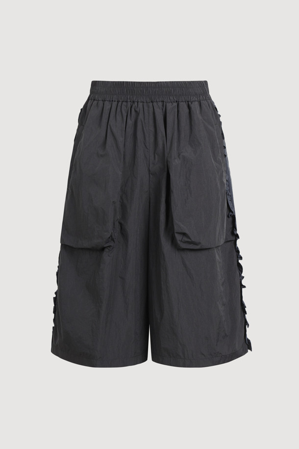 [Re-Order] 사이드 프릴 밴딩 미디 팬츠 (다크 블랙)는 캐주얼과 페미닌 무드를 동시에 연출하는 여성 미디 팬츠입니다. 다크 블랙 컬러의 무지 디자인으로 어떤 상의와도 잘 어울립니다. 루즈핏으로 편안한 착용감을 선사하며, 허리 밴딩과 사이드 프릴 디테일이 특징입니다. 동네 마실룩이나 가벼운 외출에 적합한 아이템입니다. 봄, 가을 시즌에 활용하기 좋은 스타일로, 미니멀한 룩을 연출하기 좋습니다.
