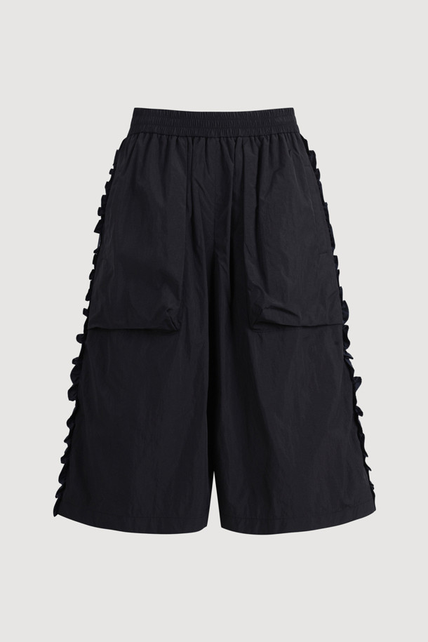 **[Re-Order] Side Frill Banding Midi Pants (black)는 캐주얼과 페미닌 무드를 동시에 연출하는 여성용 미디 기장의 바지입니다.** 다크 블랙 컬러에 루즈핏으로 여유로운 착용감을 선사하며, 사이드 프릴 디테일과 배색으로 포인트를 더했습니다. 밴딩 처리되어 편안하게 착용할 수 있으며, 사계절 내내 활용 가능한 웨어러블한 디자인이 특징입니다.
