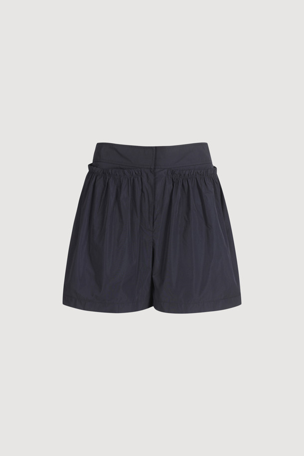 Pocket Point Shorts (dark navy)는 가볍고 시원한 착용감을 선사하는 여성용 숏팬츠입니다. 구김에 강한 폴리에스터 소재로 제작되었으며, 캐주얼한 스타일 연출에 용이합니다. 셔링 포켓 디테일과 앞중심 지퍼 디테일이 특징이며, 레귤러핏으로 편안하게 착용 가능합니다.
