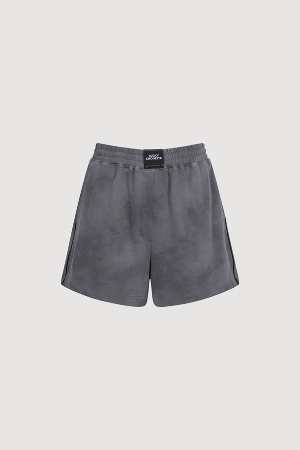 Obi Point 져지 밴딩 쇼츠 (grey)는 부드러운 져지 소재로 제작된 여성용 숏팬츠입니다. 루즈핏에 얇은 두께감으로 편안한 착용감을 선사하며, 양옆 배색 라인과 앞 중심 개발 라벨 포인트로 캐주얼하면서도 스포티한 스타일을 연출합니다. 허리 밴딩 처리로 활동성을 높였으며, 여름철 일상복으로 활용하기 좋습니다.
