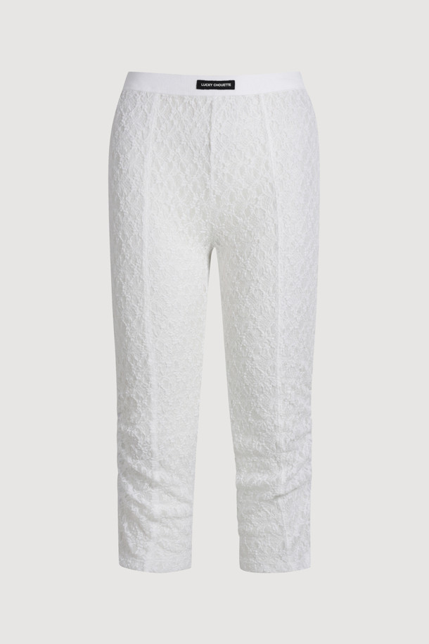 아이보리 컬러의 레이스 밴딩 레깅스는 봄, 여름 시즌 여성스러운 스타일을 연출하기에 완벽합니다. 7부 기장의 슬림핏 디자인으로, 허리 밴딩과 밑단 셔링, 앞 중심 라벨 디테일이 특징이며 레이스 소재 특유의 페미닌한 무드를 선사합니다. 다양한 상의와 레이어드하여 개성 있는 스타일을 완성할 수 있습니다.
