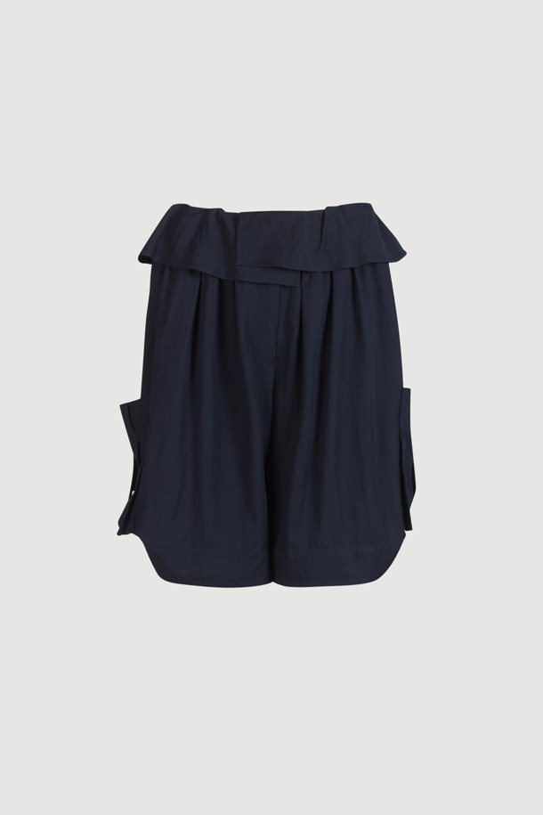 다크 네이비 컬러의 Obi Point Banding Shorts는 남녀 모두 착용 가능한 여름철 숏팬츠입니다. 레이온 소재로 제작되어 부드러운 촉감을 제공하며, 얇은 두께와 루즈핏으로 편안한 착용감을 선사합니다. 허리 덧장 디테일, 앞 중심 지퍼, 입체 포켓, 끈 롤업 기능이 돋보이는 캐주얼 & 스트릿 스타일의 숏팬츠입니다.

