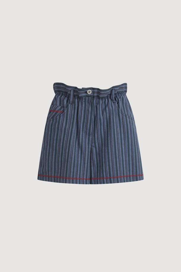 다크 네이비 컬러의 Stripe Inside Banding Shorts는 여름철 시원하게 입기 좋은 여성 숏팬츠입니다. 부드러운 면 소재에 허리 속 밴딩 처리로 편안한 착용감을 제공하며, 컬러 배색 스티치와 스트라이프 패턴이 캐주얼한 스타일을 연출합니다. 레귤러핏으로 제작되어 어떤 상의에도 잘 어울리는 데일리 아이템입니다.
