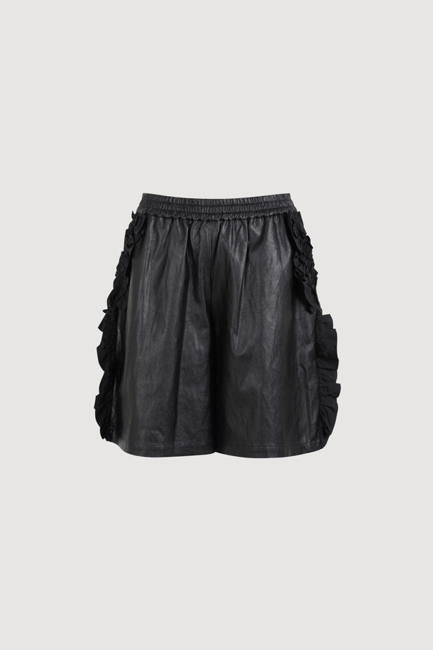 [Re-Order] 페이크 레더 밴딩 미디 팬츠 (블랙)는 부드러운 촉감의 인조 가죽 소재로 제작되어 사계절 내내 활용 가능한 미디 기장의 여성 바지입니다. 루즈핏 실루엣과 밴딩 허리로 편안한 착용감을 선사하며, 캐주얼 및 우아한 스타일을 모두 연출할 수 있습니다. 사이드 프릴 디테일과 뒷 포켓 레터링 자수가 디자인의 포인트를 더해줍니다. 데이트룩, 미니멀, 클래식 스타일을 즐겨 입는 분들께 추천하는 아이템입니다.
