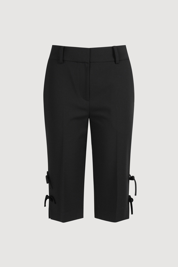 리본 포인트 카프리 쇼츠는 여성용 5부 기장의 슬림핏 버뮤다 숏 팬츠입니다. 일상룩, 데이트룩, 여행룩에 모두 잘 어울리는 캐주얼 스타일의 블랙 색상 반바지로, 사이드 슬릿과 앞 중심 지퍼 디테일이 특징입니다. 벨벳 리본으로 포인트를 주어 미니멀하면서도 클래식한 무드를 연출합니다. 봄, 여름 시즌에 시원하게 착용하기 좋으며, 다양한 상의와 매치하여 스타일리시한 룩을 완성할 수 있습니다.
