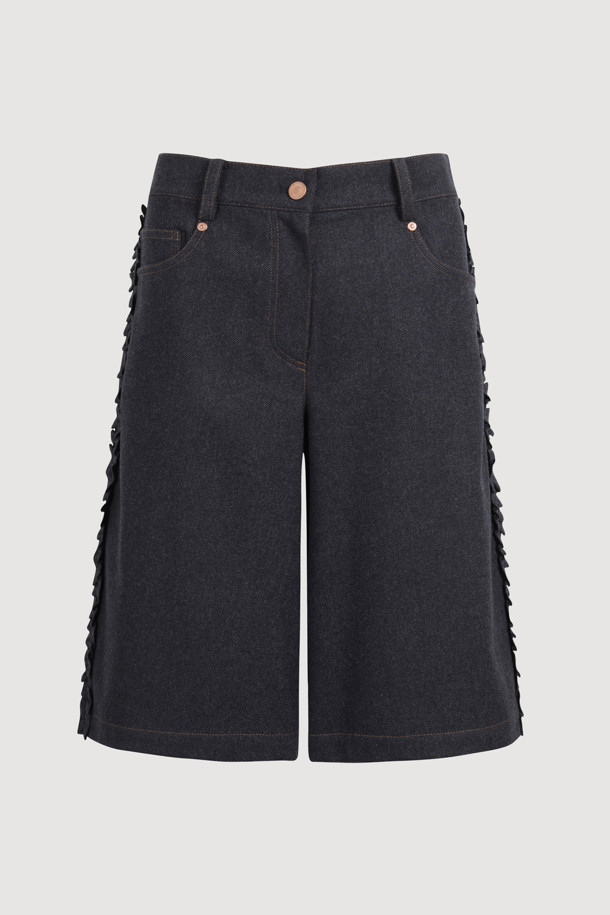 프릴 포인트 버뮤다 쇼츠 (네이비)는 여성 의류로, 캐주얼, 미니멀, 클래식 스타일을 선호하는 분들에게 적합합니다. 데이트룩, 여행룩에 어울리는 세미 A라인 핏의 반바지로, 울 소재 특유의 고급스러운 분위기를 연출합니다. 네이비 컬러에 프릴 디테일이 더해져 여성스러운 포인트를 주며, 앞 중심 지퍼로 편안하게 착용할 수 있습니다. 데님라이크 울 혼방 소재로 제작되었으며, 필링 및 이염에 주의하여 관리해야 합니다.
