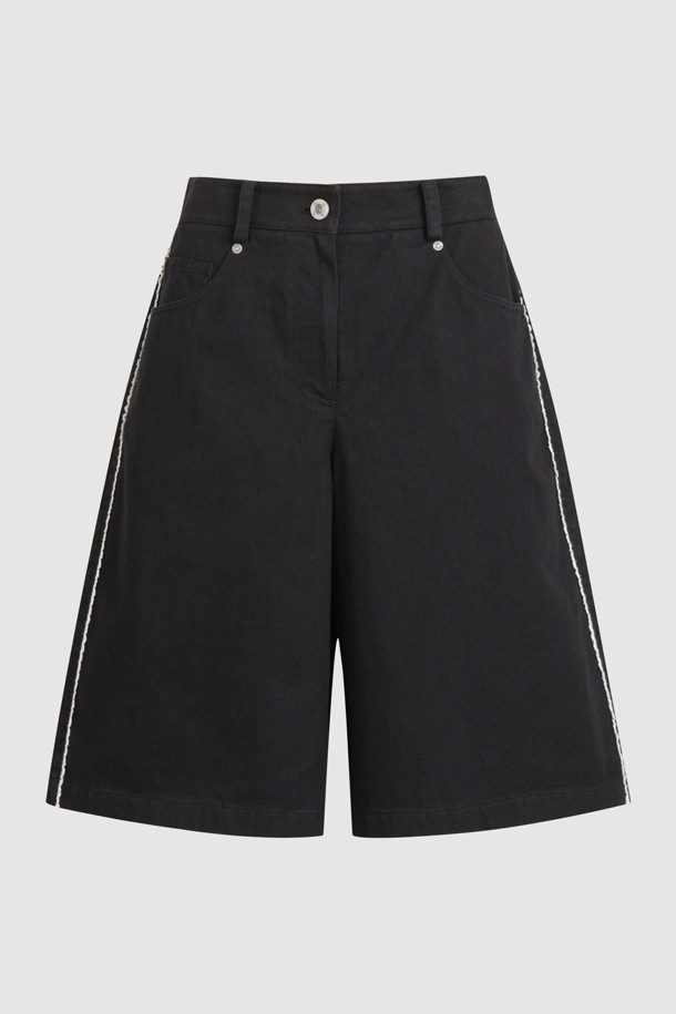 Tape Point 버뮤다 쇼츠 (black)는 편안하고 세련된 스타일을 연출하는 여성용 반바지입니다. 부드러운 면 소재로 제작되어 봄, 여름철에 시원하게 착용할 수 있으며, 캐주얼, 미니멀, 클래식 스타일을 모두 아우릅니다. 무지 디자인에 세미 A라인 핏으로 다리가 길어 보이는 효과를 주며, 앞 중심 지퍼와 양 사이드 레이스 테이프 디테일이 포인트입니다. 바이오 워싱 가공으로 부드러운 촉감을 선사하며, 산책룩과 여행룩에 모두 잘 어울립니다. 블랙 컬러로 어떤 상의와도 매치하기 용이하여 데일리룩으로 활용하기 좋습니다.
