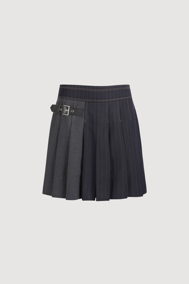 Color Mix 플리츠 쇼츠 (멀티 컬러)는 봄, 여름 시즌 우아하고 세련된 스타일을 연출하는 여성용 숏팬츠입니다. 멀티 컬러 스트라이프 패턴과 A라인 핏으로 경쾌하고 시원한 분위기를 자아냅니다. 휴가룩, 리조트룩, 바캉스룩에 적합하며, 클래식, 미니멀 스타일을 즐기는 분들께 추천합니다. 주름 디테일과 비죠 장식이 더해져 섬세함을 더했습니다. 세미 핏으로 편안하게 착용 가능하며, 일상에서도 멋스럽게 연출할 수 있습니다.
