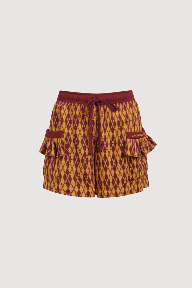 아르가일 밴딩 쇼츠(와인)는 포근한 기모 안감으로 따뜻함을 더한 여성용 반바지입니다. 캐주얼, 미니멀, 클래식 스타일을 아우르는 디자인으로, 집콕룩과 산책룩 모두에 잘 어울립니다. 와인 컬러에 아가일 패턴이 더해져 포근하고 부드러운 느낌을 주며, 루즈핏으로 편안한 착용감을 선사합니다. 허리 배색과 포켓 프릴 디테일, 레터링 자수 포인트가 돋보이며, 밴딩 처리로 편안함을 더했습니다. 겨울철, 스타일리시하고 따뜻하게 연출해보세요.
