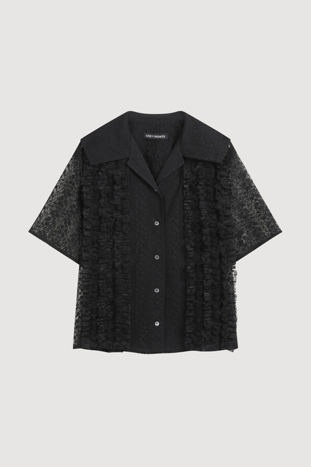 레이스 프릴 반소매 블라우스 (블랙)는 여성스러운 매력을 강조하는 블라우스입니다. 클래식하고 페미닌한 스타일로, 데이트룩, 카페룩, 모임룩에 잘 어울립니다. 얇은 두께의 블랙 컬러 레이스 소재로 제작되어 시원하고 은은한 분위기를 연출합니다. V넥 라인과 일자핏 디자인으로, 프릴 디테일과 러플 장식이 더해져 로맨틱한 무드를 선사합니다. 앞면 버튼 여밈으로 간편하게 착용할 수 있습니다.
