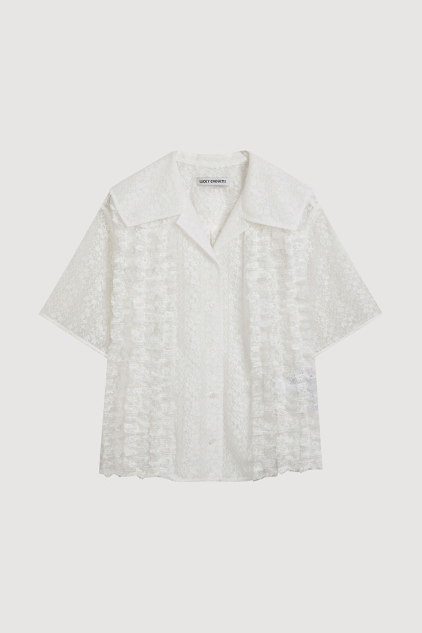 레이스 프릴 하프 슬리브 블라우스 (화이트)는 여성스러운 무드를 연출하는 블라우스입니다. 봄, 여름 시즌에 어울리는 일자핏 블라우스로, 클래식 스타일을 선호하는 분들께 추천합니다. 은은한 레이스 조직과 러플 장식, 브이넥 디자인이 특징이며, 앞 중심 단추 여밈으로 간편하게 착용할 수 있습니다. 데이트룩, 카페룩, 모임룩 등 다양한 TPO에 활용 가능하며, 미니멀, 로맨틱 스타일을 즐기는 분들께도 잘 어울립니다.
