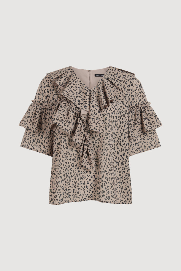 **Ruffle Point Leopard 블라우스 (브라운)**

페미닌하고 클래식한 무드를 연출하는 Ruffle Point Leopard 블라우스입니다. 브라운 컬러의 레오파드(호피) 패턴이 특징이며, 봄, 여름, 가을 계절에 활용하기 좋습니다. 루즈핏으로 편안하게 착용 가능하며, 비대칭 네크라인과 긴소매, 소매 셔링, 볼륨감있는 디자인이 돋보입니다. 뒷넥 단추 여밈으로 간편하게 탈착용할 수 있으며, 데이트룩, 카페룩, 모임룩 등 다양한 TPO에 맞춰 클래식, 로맨틱, 미니멀 스타일을 연출해보세요.
