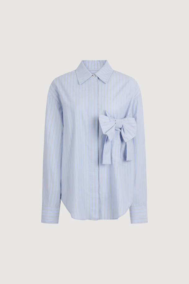 리본 포인트 스트라이프 셔츠 블라우스 (블루)는 클래식한 무드의 여성 셔츠/블라우스입니다. 산뜻한 블루 컬러에 면 소재로 제작되어 봄, 여름 시즌에 시원하게 착용하기 좋습니다. 차이나 칼라와 반소매 디자인으로 단정하면서도 세련된 느낌을 주며, 오버핏으로 편안한 착용감을 선사합니다. 스트라이프 패턴과 리본, 포켓, 단추 디테일이 더해져 밋밋하지 않게 포인트를 더했으며, 데이트룩, 출근룩 등 다양한 TPO에 활용 가능합니다. 미니멀, 캐주얼 스타일을 즐겨 입는 분들께 추천합니다.
