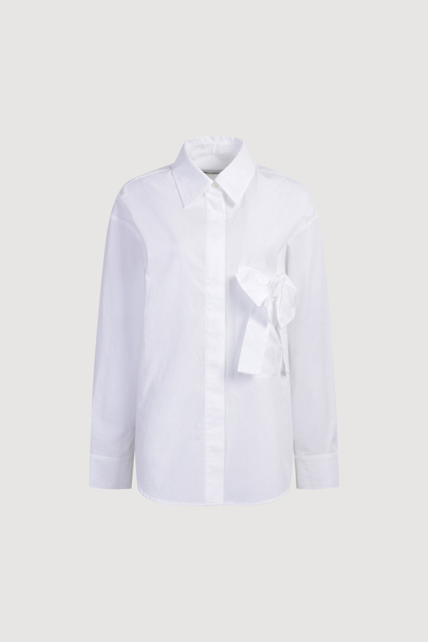 리본 포인트 스트라이프 셔츠 블라우스 (블루)는 여성스러운 무드와 캐주얼함을 동시에 연출하는 셔츠 블라우스입니다. 봄, 여름, 가을 계절에 활용하기 좋은 얇은 두께감으로, 오버핏 실루엣과 긴 소매가 편안하면서도 스타일리시한 핏을 선사합니다. 블루와 화이트 컬러의 스트라이프 패턴이 시원하고 산뜻한 느낌을 주며, 카라넥과 앞 중심 단추 여밈으로 깔끔한 디자인을 완성합니다. 빅 리본 장식과 포켓 디테일이 페미닌한 포인트를 더해 데이트룩, 모임룩 등 다양한 TPO에 활용 가능하며, 캐주얼, 미니멀, 로맨틱 스타일을 모두 소화할 수 있습니다.
