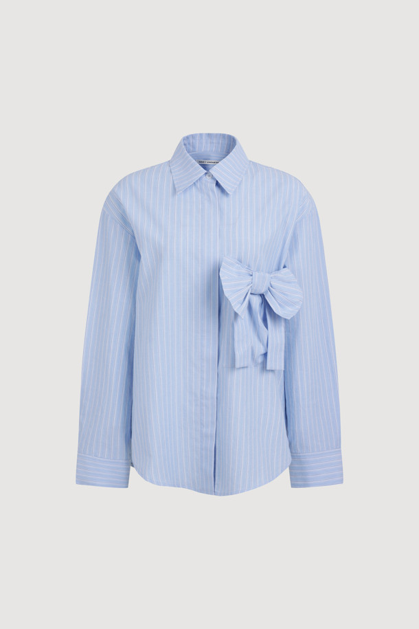 리본 포인트 스트라이프 셔츠 블라우스 (블루)는 여성스러운 무드를 연출하는 셔츠/블라우스입니다. 얇은 두께감과 긴 소매 기장으로 봄, 여름에 시원하게 착용하기 좋습니다. 페미닌한 스타일의 오버핏 셔츠로, 데이트룩, 모임룩에 잘 어울립니다. 카라넥 디자인에 리본 포인트, 포켓 디테일이 더해져 로맨틱하고 클래식한 분위기를 자아냅니다. 앞 중심 단추 여밈과 오픈 클로징으로 편안하게 입을 수 있는 제품입니다.
