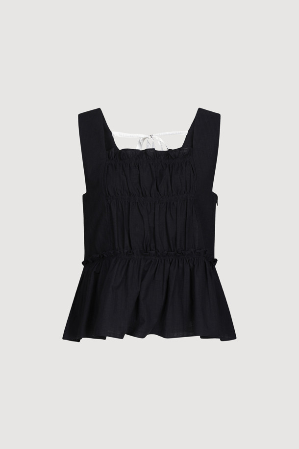 "Back Lettering Strap Shirring Top Blouse"는 다크 블랙 컬러의 여성용 블라우스입니다. 시원한 면 소재에 민소매 디자인으로 여름철 일상복으로 적합하며, A라인 핏과 루즈핏으로 편안함을 더했습니다. 스퀘어넥 라인과 셔링, 리본 디테일, 뒷면 레터링 테이프, 옆 지퍼 등의 특징이 페미닌하면서도 캐주얼한 스타일을 연출합니다.
