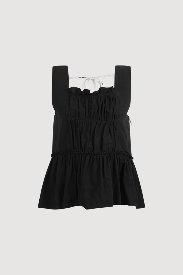 "Back Lettering Strap Shirring Top Blouse (black)"는 시원한 여름을 위한 여성용 민소매 블라우스입니다. 무지 패턴의 블랙 컬러에 스퀘어넥 디자인과 셔링 & 티어드 디테일, 미디 길이로 캐주얼한 스타일을 연출합니다. 얇은 두께감과 루즈핏으로 편안하게 착용 가능하며, A라인 치마 타입입니다.
