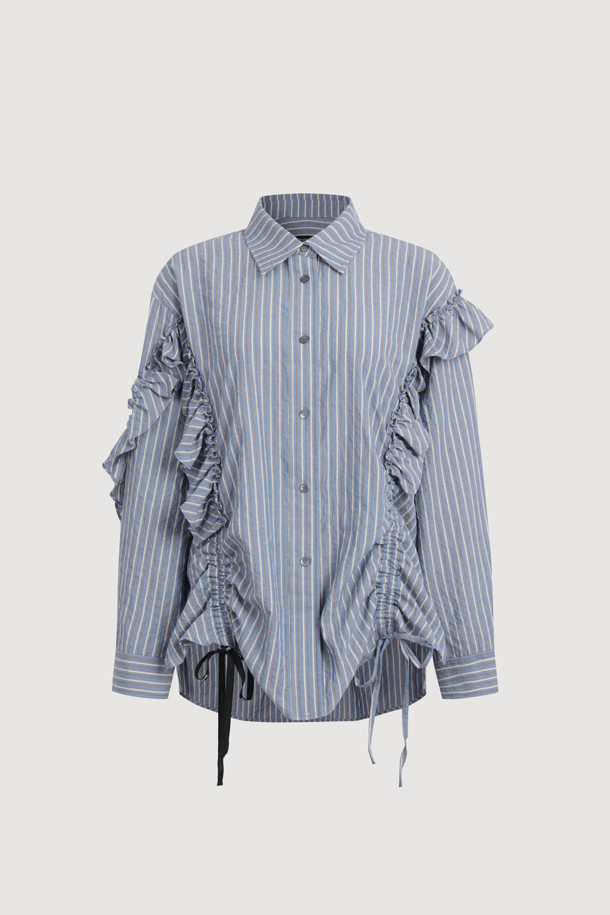 [Re-Order] 셔츠 스타일 프릴 스트라이프 블라우스 (블루)는 여성스러운 무드와 캐주얼한 스타일을 동시에 연출하는 블라우스입니다. 봄, 여름 시즌에 적합하며, 셔츠 칼라와 긴 소매, 루즈핏으로 편안하게 착용할 수 있습니다. 코튼 소재로 제작되어 부드러운 촉감을 선사하며, 프릴 디테일, 비대칭 디자인, 스트링 디테일, 바이오 워싱으로 포인트를 더했습니다. 데이트룩, 스마트 캐주얼, 미니멀 스타일을 즐겨 입는 분들께 추천합니다.
