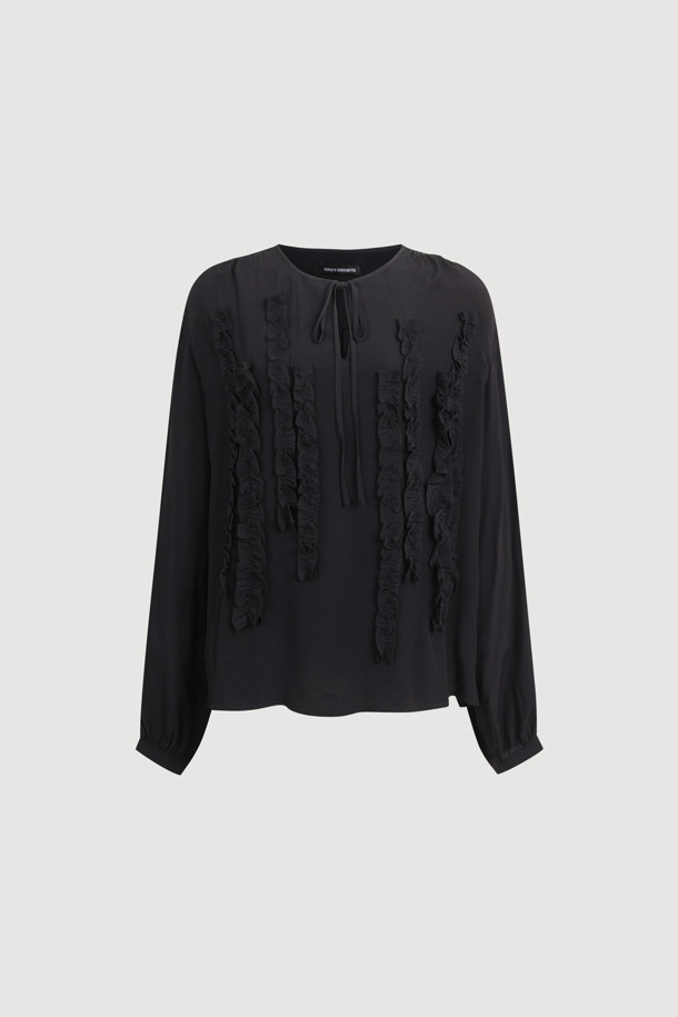 프릴 포인트 라운드 넥 블라우스 (블랙)는 여성스러운 무드를 연출하는 상의입니다. 부드럽게 찰랑거리는 레이온 소재로 제작되어 편안한 착용감을 선사하며, 봄, 여름 시즌에 활용하기 좋습니다. 라운드 넥과 긴 소매, 루즈핏 디자인으로 편안하면서도 스타일리시하게 연출할 수 있습니다. 어깨 셔링과 프릴 포인트, 네크 끈 디테일이 더해져 유니크하면서도 클래식한 분위기를 자아냅니다. 데이트룩, 카페룩, 모임룩 등 다양한 TPO에 활용하여 로맨틱하고 미니멀한 스타일을 완성해보세요.
