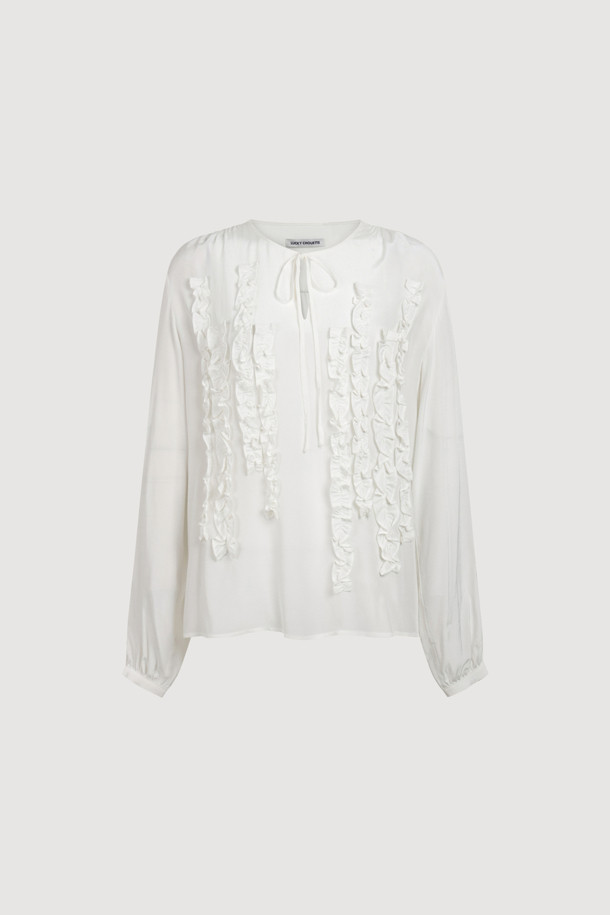 프릴 포인트 라운드 넥 블라우스 (아이보리)는 여성스러운 분위기를 연출하는 블라우스입니다. 부드러운 레이온 소재로 제작되어 편안한 착용감을 선사하며, 라운드넥 디자인과 어깨 셔링 디테일이 특징입니다. 좌우 언밸런스 프릴과 네크 끈 디테일이 더해져 유니크하면서도 클래식한 무드를 자아냅니다. 루즈핏으로 제작되어 편안하게 착용 가능하며, 데이트룩, 카페룩, 모임룩 등 다양한 TPO에 활용하기 좋습니다. 봄, 여름 시즌에 어울리는 얇은 두께감과 긴 소매 기장으로, 로맨틱, 미니멀 스타일을 즐겨 입는 분들께 추천합니다.
