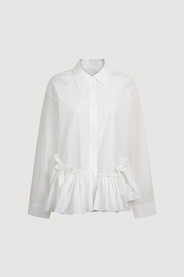 프릴 헴 셔츠 타입 블라우스 (아이보리)는 부드러운 면 소재로 제작되어 봄, 여름에 시원하게 착용할 수 있습니다. 카라넥에 루즈핏 디자인으로 클래식하면서도 캐주얼한 무드를 연출하며, 은은한 아이보리 컬러가 어떤 하의와도 잘 어울립니다. 밑단 프릴과 리본, 러플 디테일이 여성스러운 포인트를 더하고, 바이오 워싱 처리로 부드러운 촉감을 선사합니다. 데이트룩, 카페룩, 봄 소풍룩 등 다양한 TPO에 활용 가능하며, 단추 디테일로 세련됨을 더했습니다.
