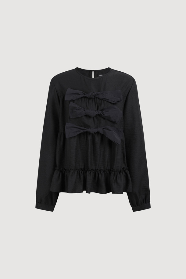 리본 포인트 칼라리스 블라우스 (블랙)는 페미닌하고 클래식한 무드를 연출하는 여성 상의입니다. 텐셀 혼방 소재로 제작되어 부드러운 촉감을 선사하며, 봄, 가을 시즌에 착용하기 좋습니다. 라운드 넥 라인과 루즈핏으로 편안한 착용감을 제공하며, 뒷넥 단추, 셔링, 밑단 프릴 등의 디테일이 돋보입니다. 데이트룩, 오피스룩, 모임룩 등 다양한 TPO에 활용할 수 있으며, 클래식, 미니멀, 로맨틱 스타일을 즐기는 분들께 추천합니다. (*마찰이나 습기에 의한 이염에 주의*)
