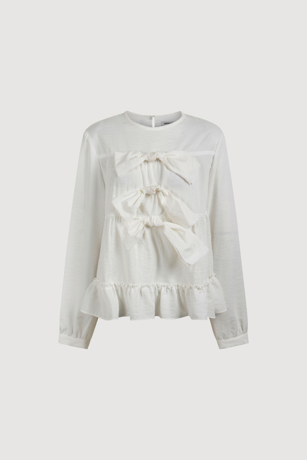 리본 포인트 칼라리스 블라우스 (아이보리)는 부드러운 텐셀 혼방 소재로 제작되어 은은한 광택과 고급스러운 분위기를 자아냅니다. 라운드 넥 디자인에 셔링 디테일과 밑단 프릴, 리본 포인트로 페미닌한 무드를 더했으며, 뒷넥 단추 여밈으로 간편하게 착용할 수 있습니다. 여유로운 루즈핏 실루엣으로 편안하면서도 스타일리시하게 연출 가능하며, 데이트룩, 카페룩, 모임룩 등 다양한 TPO에 활용하기 좋습니다. 클래식, 미니멀, 로맨틱 스타일을 즐겨 입는 여성분들께 추천하는 아이보리 컬러의 긴소매 블라우스입니다.
