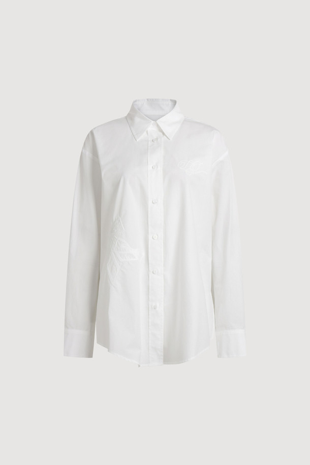 "Embroidery Point Shirt Blouse (화이트)"는 여성스러운 무드를 연출하는 화이트 컬러의 셔츠/블라우스입니다. 차이나칼라와 긴 소매, 루즈핏 디자인으로 편안하면서도 세련된 스타일을 완성합니다. 앞 중심 버튼으로 간편하게 착용 가능하며, LC 레터링 자수와 리본 자수 디테일이 돋보입니다. 데이트룩, 출근룩 등 다양한 TPO에 활용 가능하며, 클래식, 미니멀, 로맨틱 스타일을 즐기는 분들께 추천합니다. 사계절 내내 활용 가능한 베이직한 디자인으로, 자수 패턴이 포인트가 되어 밋밋함을 덜어줍니다.
