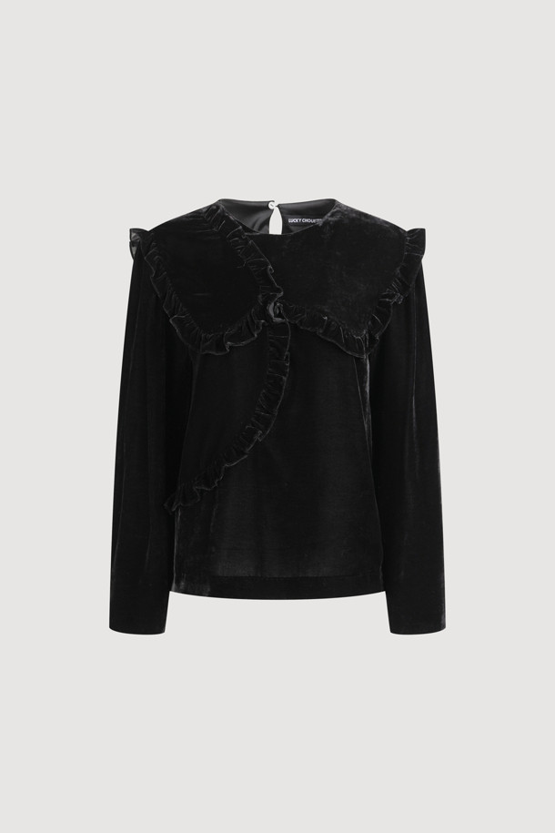 프릴 포인트 벨벳 블라우스(black)는 가을, 겨울 시즌 우아한 스타일을 연출해 줄 여성 블라우스입니다. 부드러운 벨벳 소재에 두꺼운 두께감으로 따뜻하고 포근한 착용감을 선사하며, 라운드넥과 긴 소매 디자인으로 세련된 분위기를 더합니다. 세미 A라인 핏으로 자연스러운 실루엣을 연출하며, 프릴 포인트 디테일과 뒷넥 단추로 여성스러움을 강조했습니다. 오피스룩, 모임룩, 연말 모임룩 등 다양한 TPO에 활용 가능한 블랙 컬러의 클래식, 미니멀, 로맨틱 스타일 블라우스입니다. 반드시 이염에 주의하여 관리하십시오.
