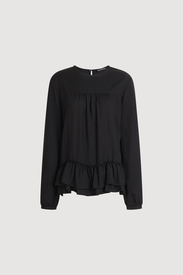 Hem Frii 라운드 넥 블라우스 (블랙)는 여성스러운 라인을 살려주는 레귤러핏 블라우스입니다. 부드러운 레이온과 나일론 혼방 소재로 제작되어 편안한 착용감을 선사하며, 봄, 여름, 가을 세 계절 모두 활용 가능합니다. 라운드넥 디자인에 긴 소매, 뒷넥 단추 여밈, 밑단 덧장 디테일이 더해져 미니멀하면서도 시크한 무드를 연출합니다. 출근룩, 오피스룩, 모임룩 등 다양한 TPO에 클래식, 미니멀, 시크 스타일로 매치하여 세련된 스타일을 완성해 보세요. 무지 디자인의 블랙 컬러로 어떤 하의와도 쉽게 코디할 수 있습니다.
